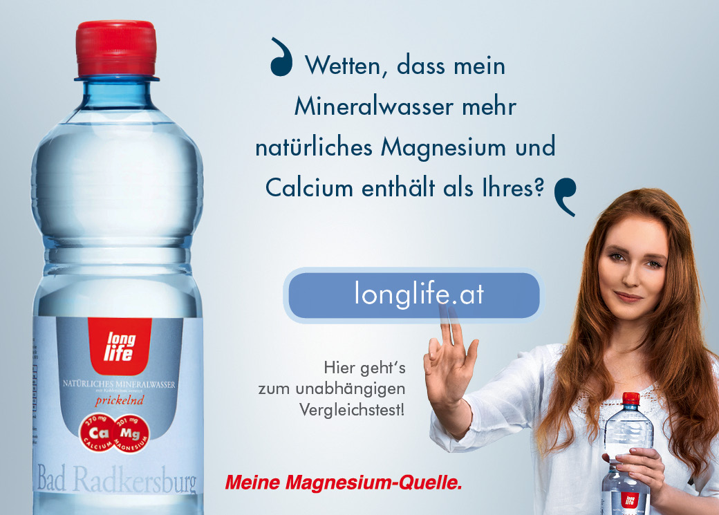Eine junge Frau hält eine Flasche mit natürlichem Mineralwasser von Long Life.