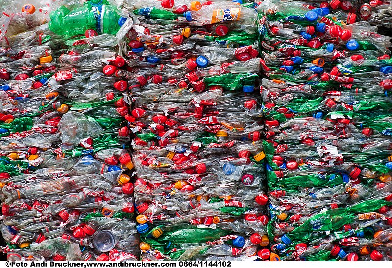 In Müllendorf warten die zu Ballen gepressten PET-Flaschen auf den nächsten Schritt im Recyclingkreislauf.