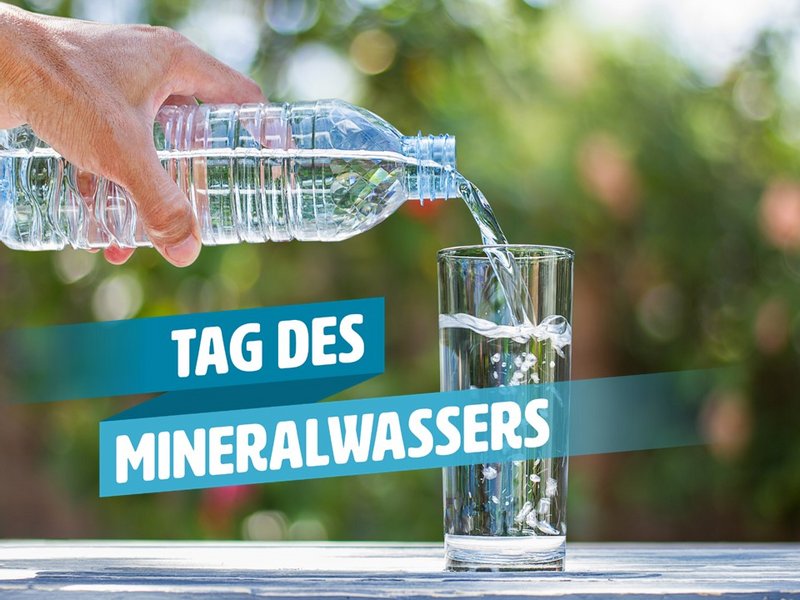 Eine Hand schenkt Mineralwasser aus einer PET-Flasche in ein Trinkglas ein.