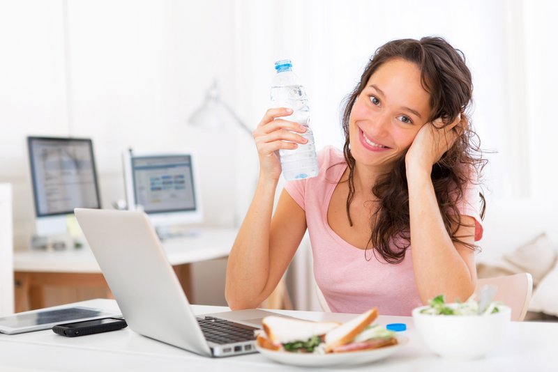 Frau mit Mineralwasserflasche