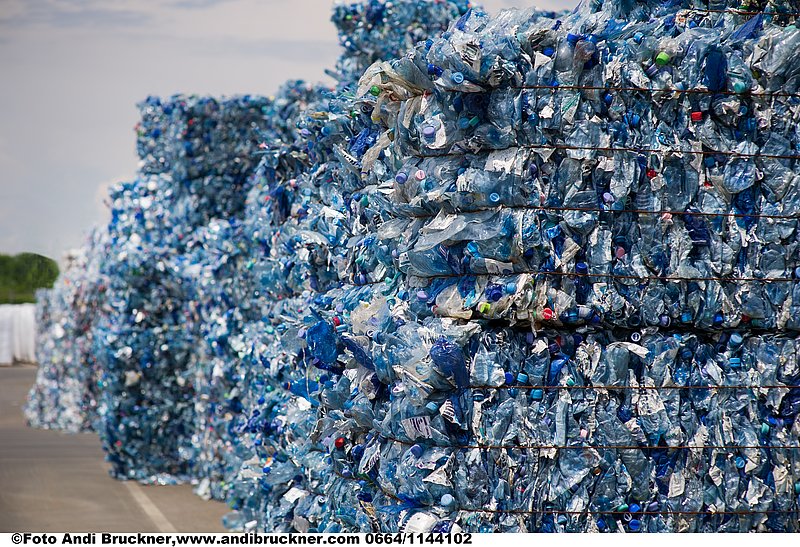 Die farblich sortierten PET-Flaschen-Ballen warten in der Recyclinganlage Müllendorf auf ihre Weiterverarbeitung.