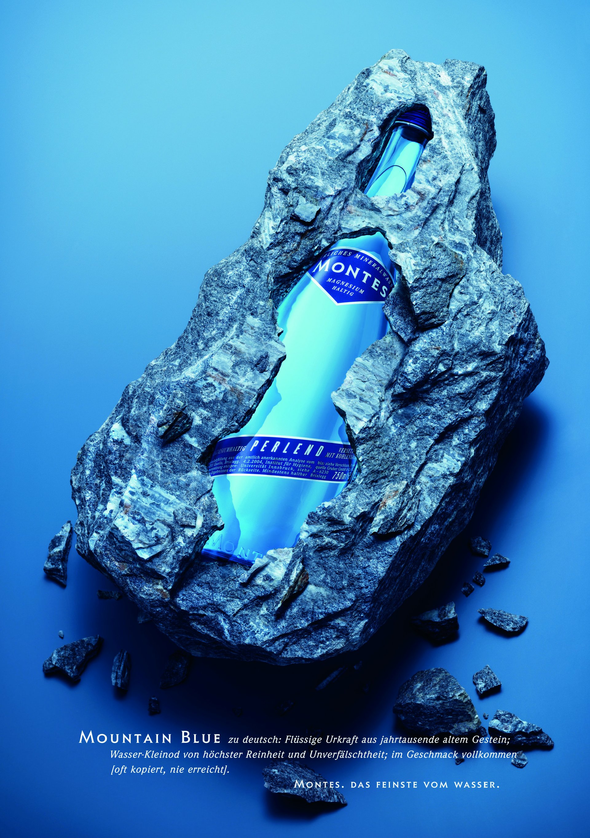 Blaue MONTES Flasche mit natürlichem Mineralwasser in einer einzigartigen Gesteinsformation.