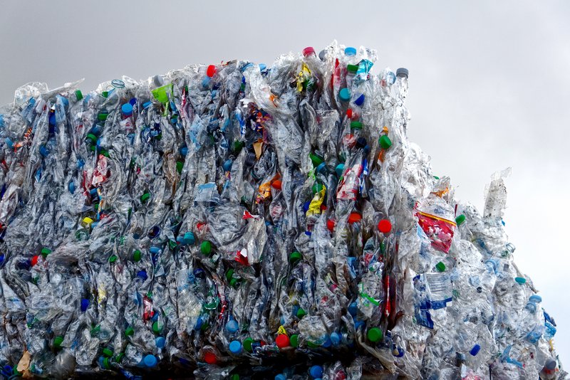 Ballen aus PET-Flaschen warten in der Recyclinganlage Müllendorf auf ihre Weiterverarbeitung.