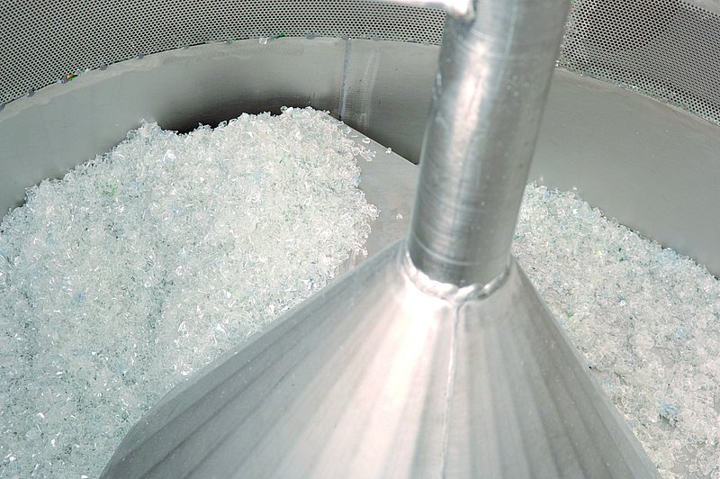 Durch die Granulierung in der Recyclinganlage Müllendorf bekommen PET-Flakes eine lebensmitteltaugliche, hochwertige Qualität.