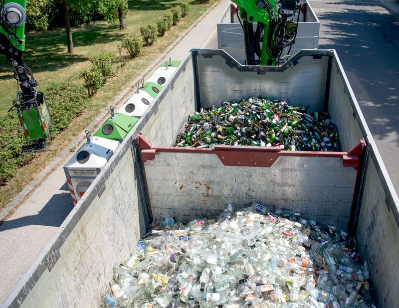 Bei der Entsorgung von Altglas werden Weißglas und Buntglas getrennt transportiert.